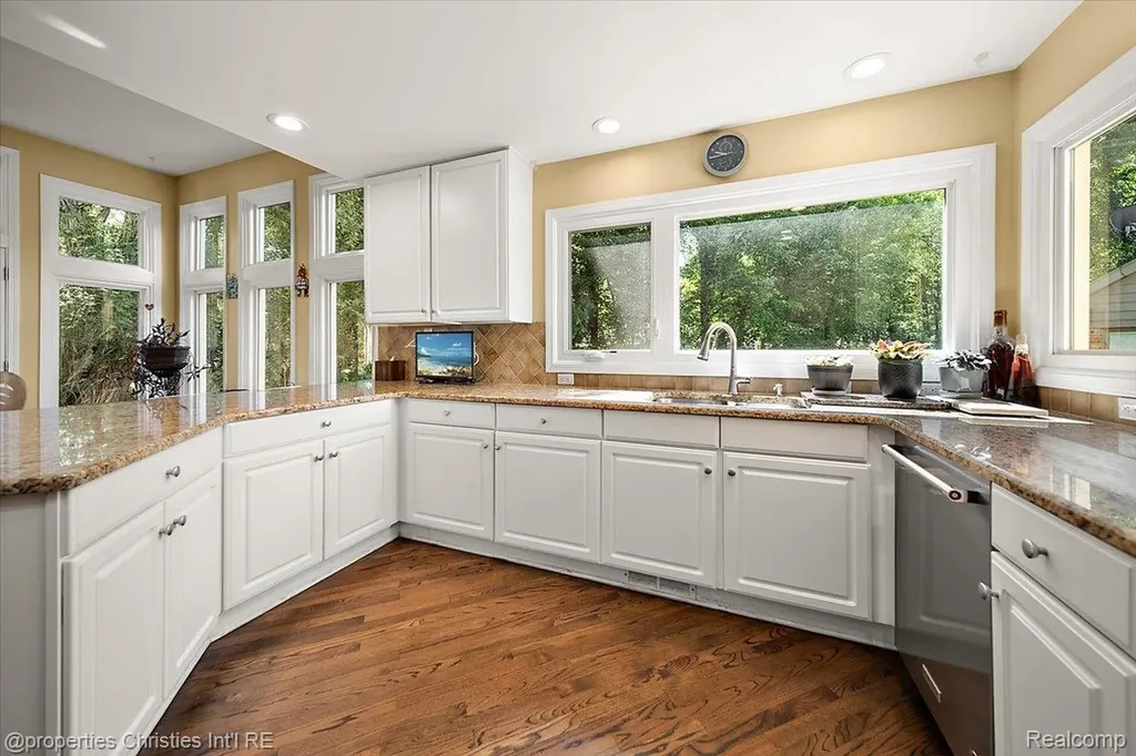 2685 Elizabeth Lane West Bloomfield Charter Township MI 48324