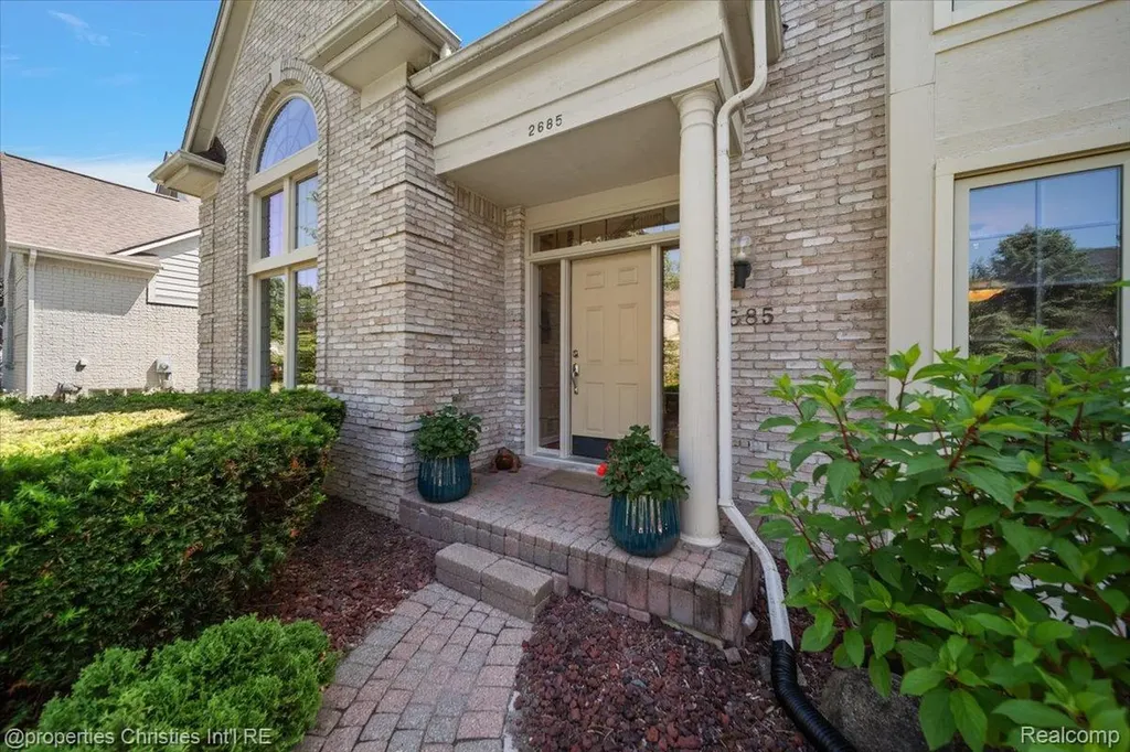 2685 Elizabeth Lane West Bloomfield Charter Township MI 48324