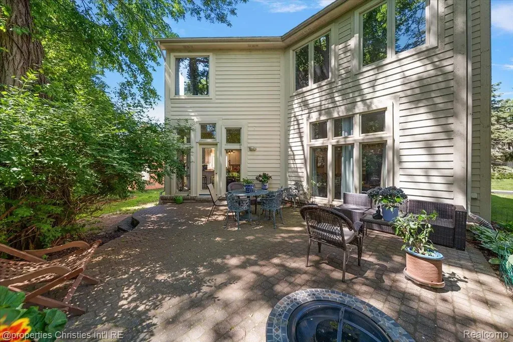 2685 Elizabeth Lane West Bloomfield Charter Township MI 48324