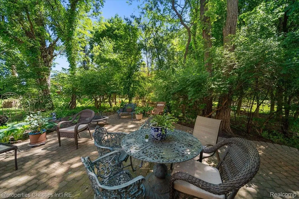 2685 Elizabeth Lane West Bloomfield Charter Township MI 48324