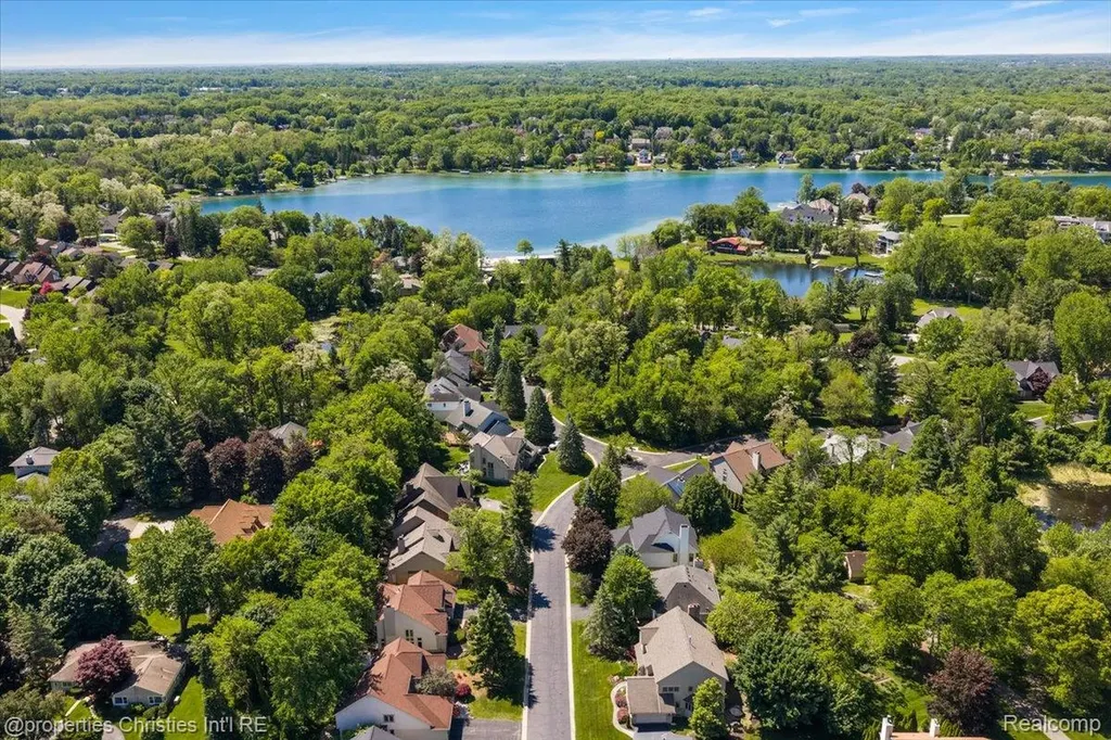 2685 Elizabeth Lane West Bloomfield Charter Township MI 48324