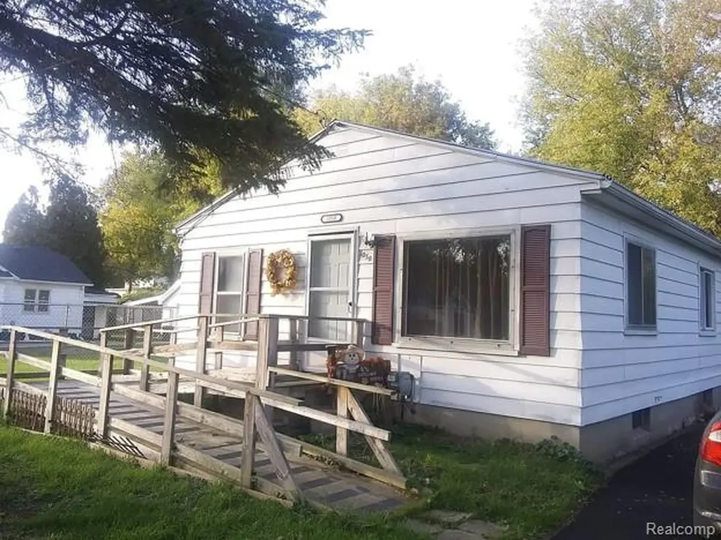 1050 W Mclean Avenue Flint Charter Township MI 48507