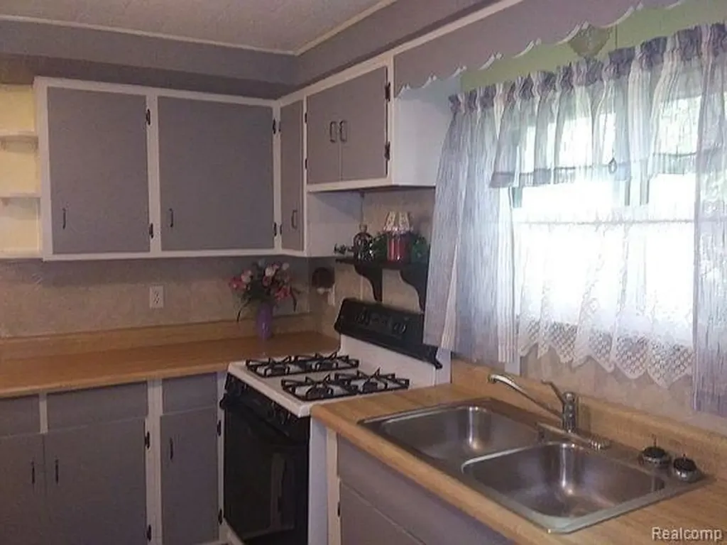1050 W Mclean Avenue Flint Charter Township MI 48507