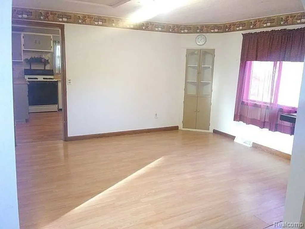 1050 W Mclean Avenue Flint Charter Township MI 48507