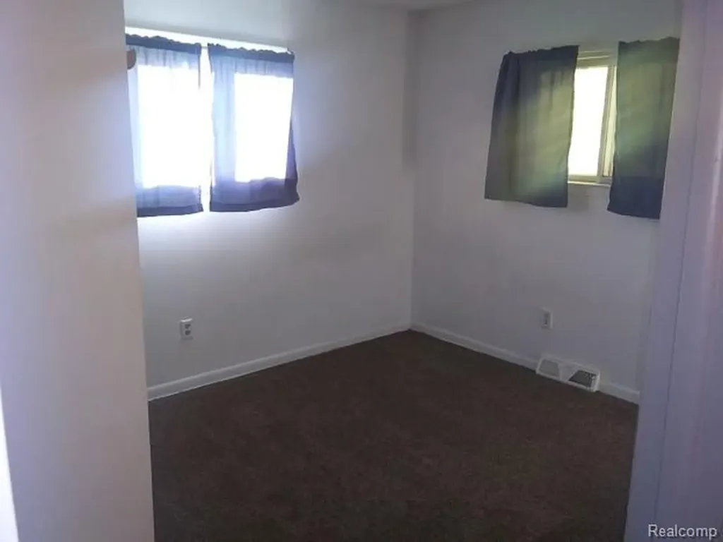 1050 W Mclean Avenue Flint Charter Township MI 48507