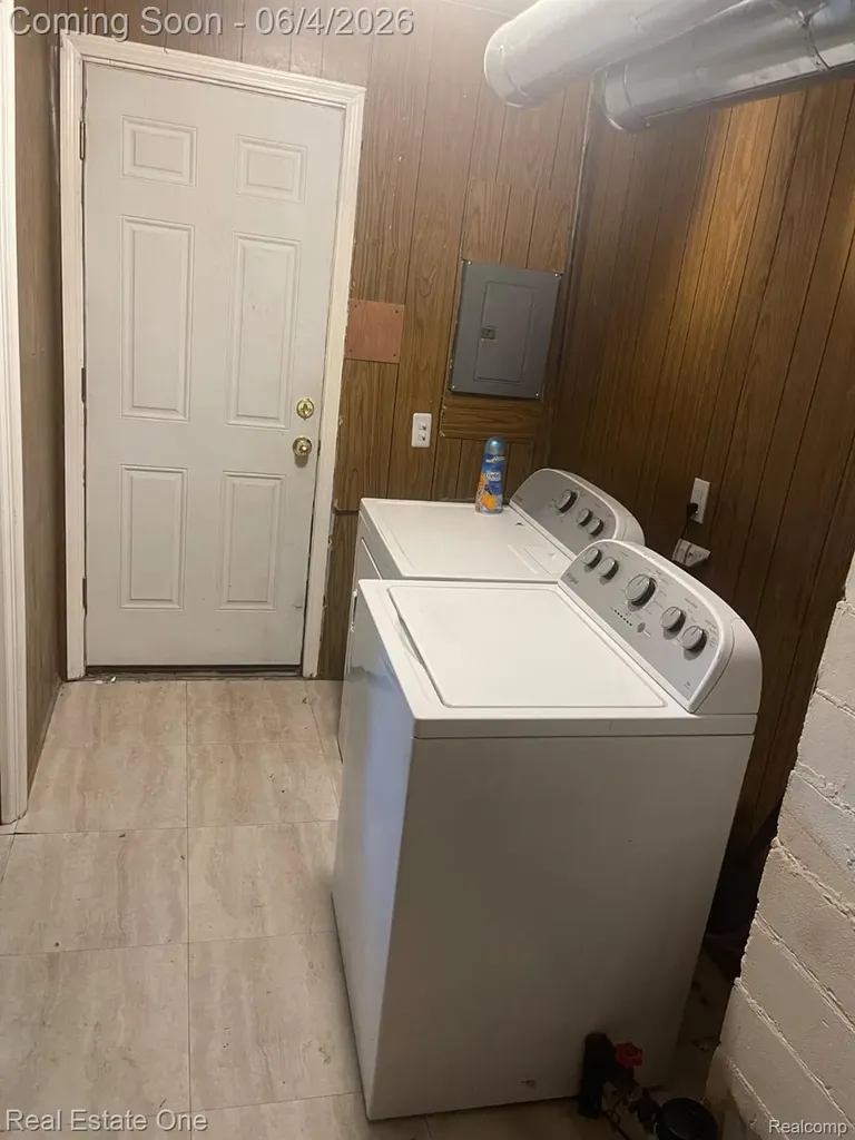 25963 Powers Avenue Dearborn Heights City MI 48125