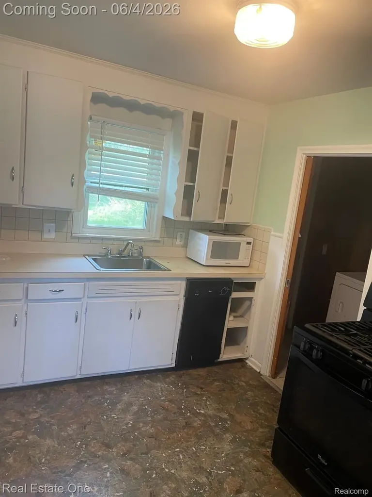 25963 Powers Avenue Dearborn Heights City MI 48125