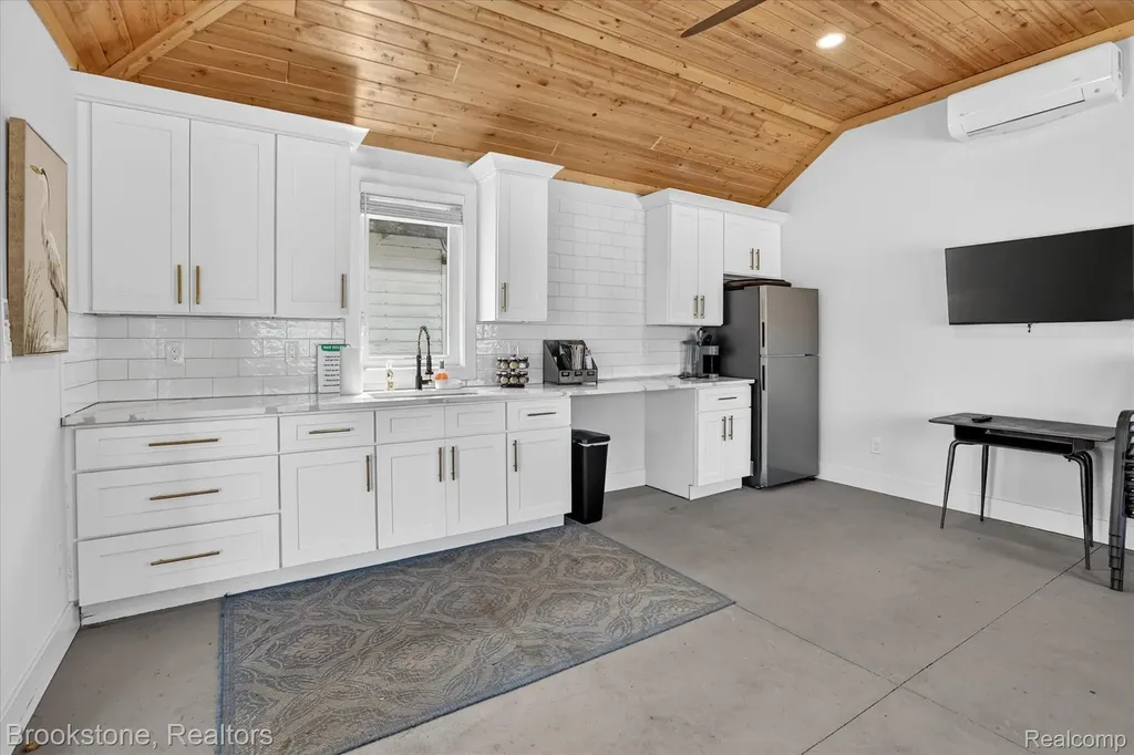 6330 W Houghton Lake Drive Roscommon Township MI 48629