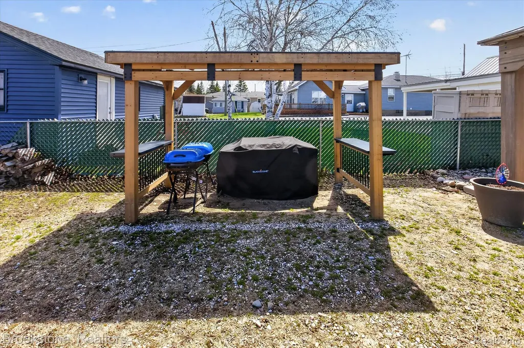 6330 W Houghton Lake Drive Roscommon Township MI 48629