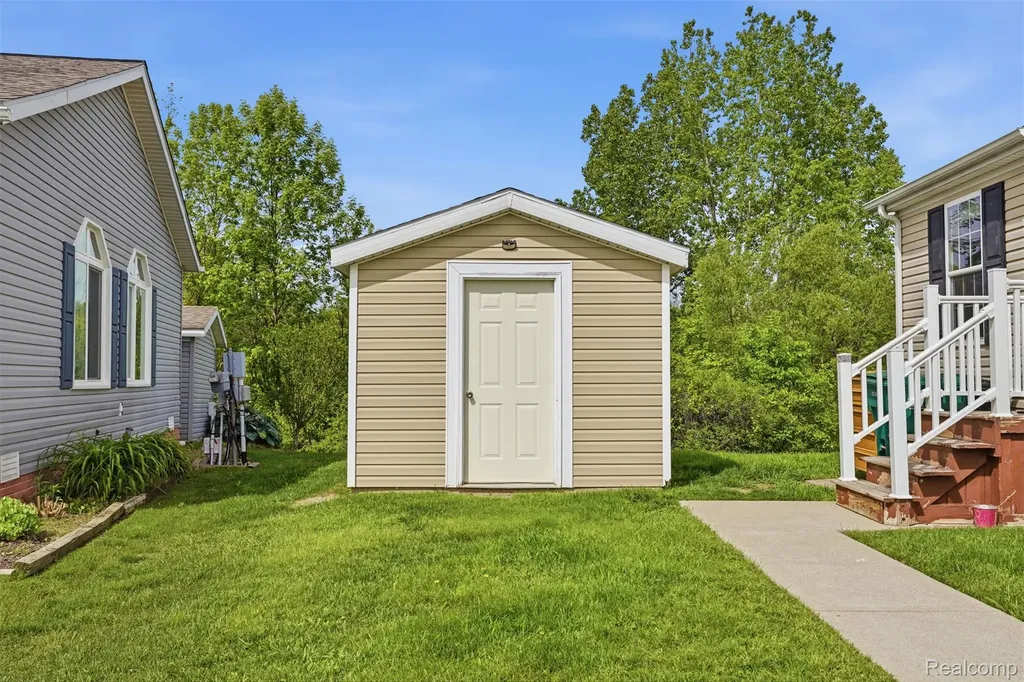 11006 Wood Run Circle Green Oak Township MI 48178