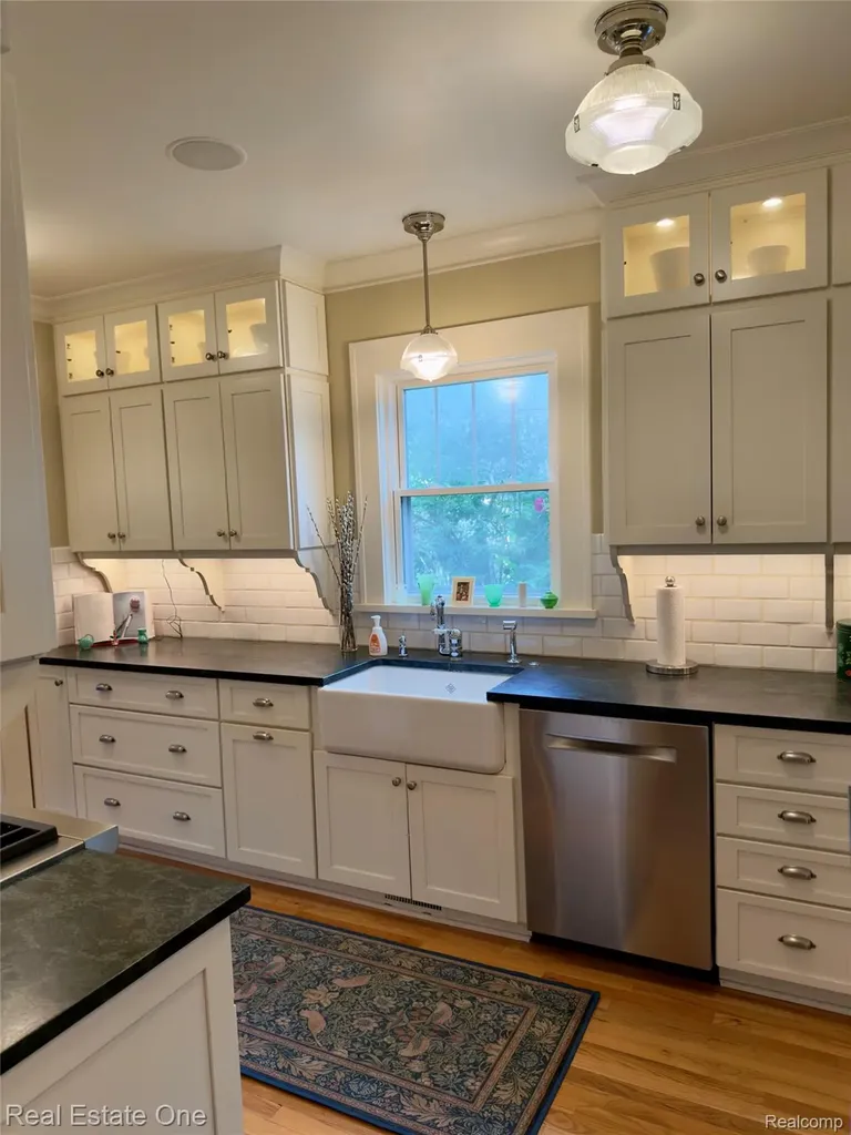 410 W 4th Street Rochester City MI 48307