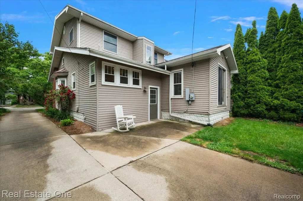 410 W 4th Street Rochester City MI 48307