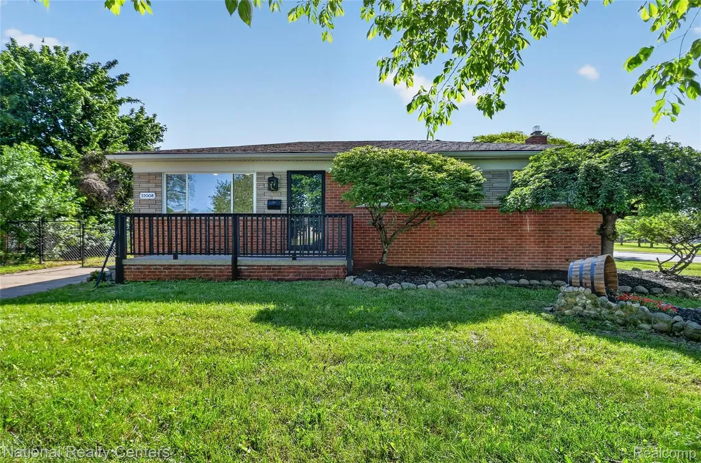 32008 Bunert Road Warren City MI 48088