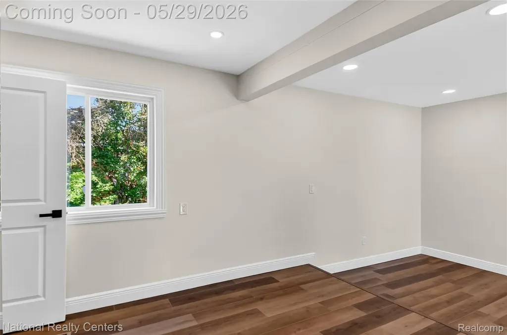 32008 Bunert Road Warren City MI 48088