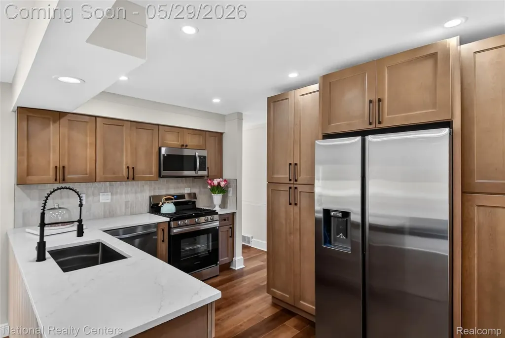 32008 Bunert Road Warren City MI 48088
