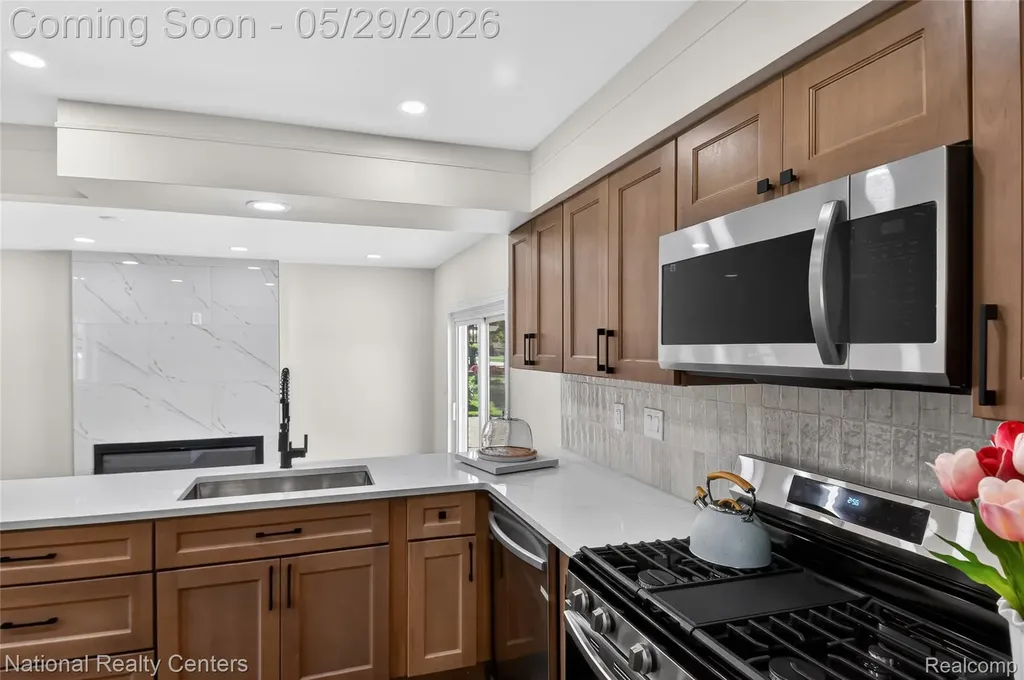 32008 Bunert Road Warren City MI 48088