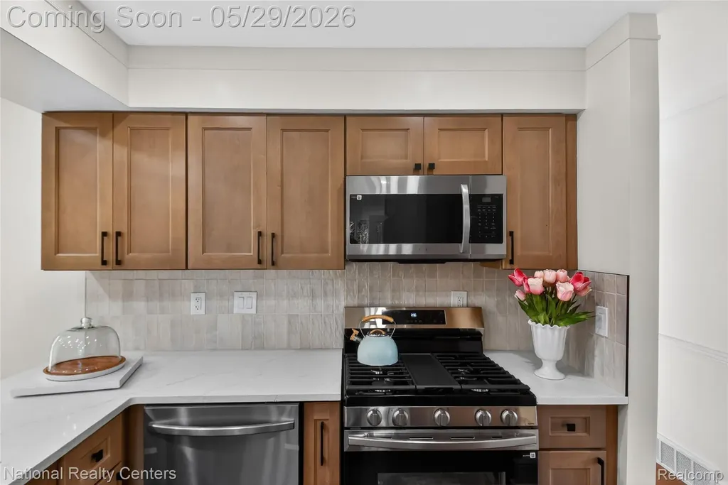 32008 Bunert Road Warren City MI 48088