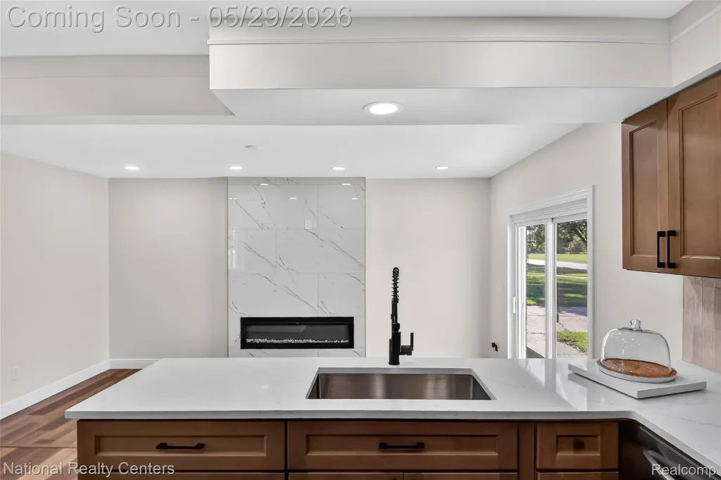 32008 Bunert Road Warren City MI 48088