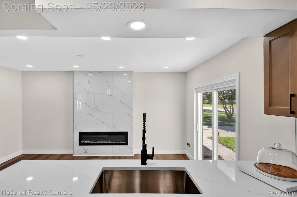 32008 Bunert Road Warren City MI 48088