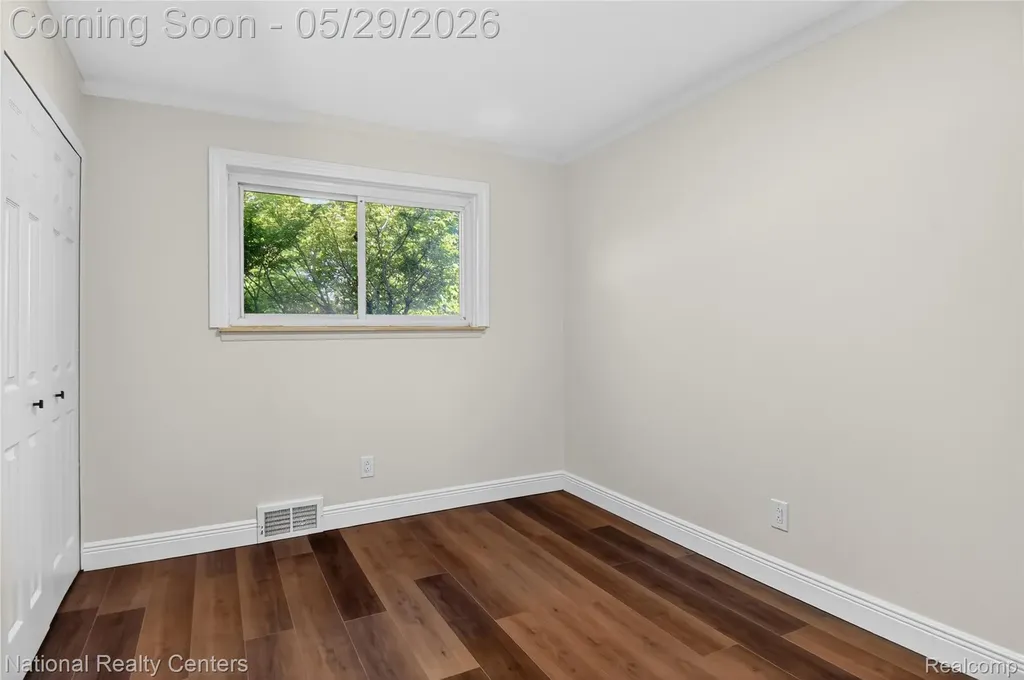 32008 Bunert Road Warren City MI 48088