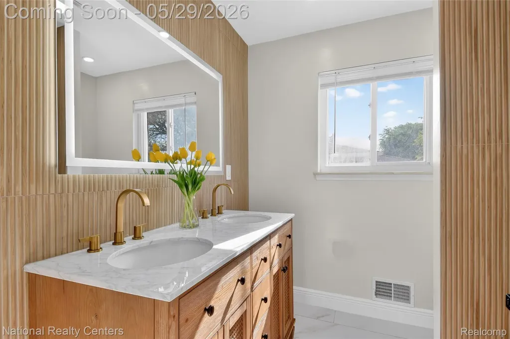 32008 Bunert Road Warren City MI 48088