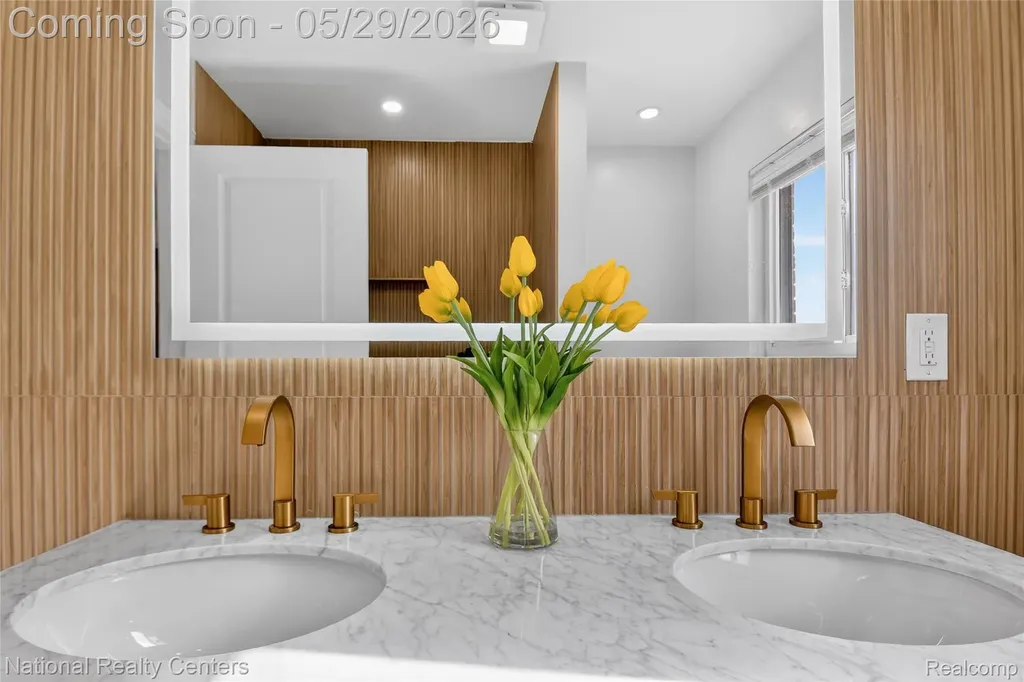 32008 Bunert Road Warren City MI 48088