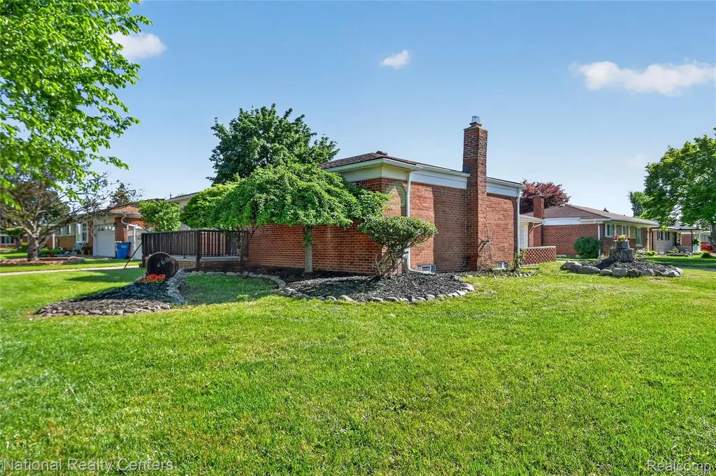 32008 Bunert Road Warren City MI 48088