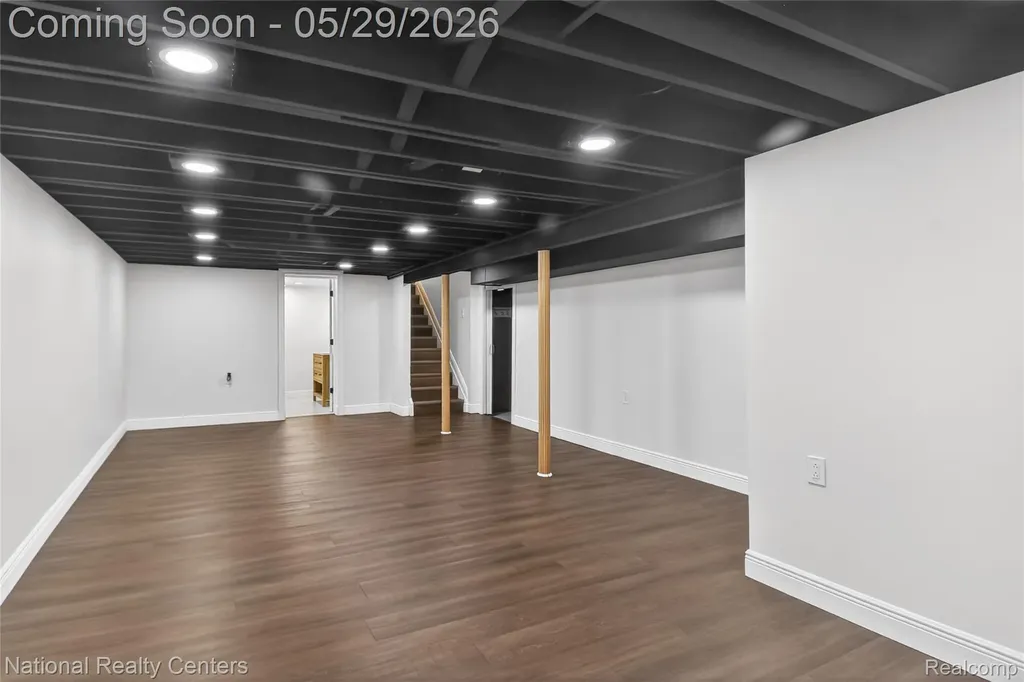 32008 Bunert Road Warren City MI 48088