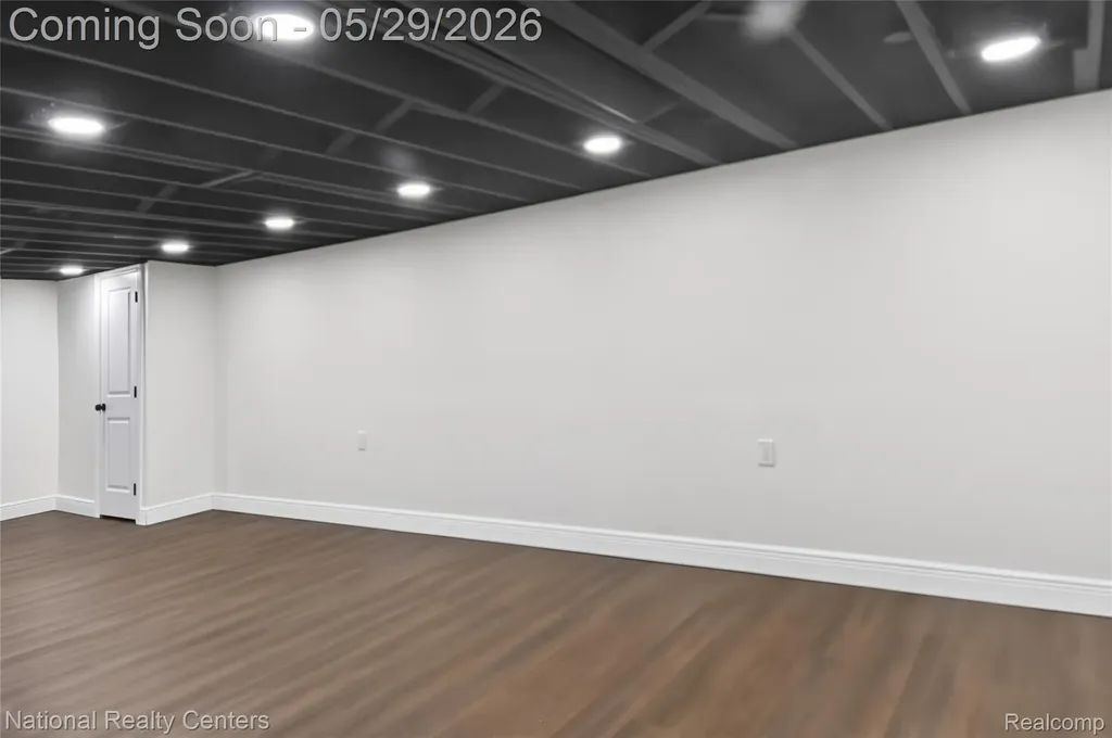 32008 Bunert Road Warren City MI 48088
