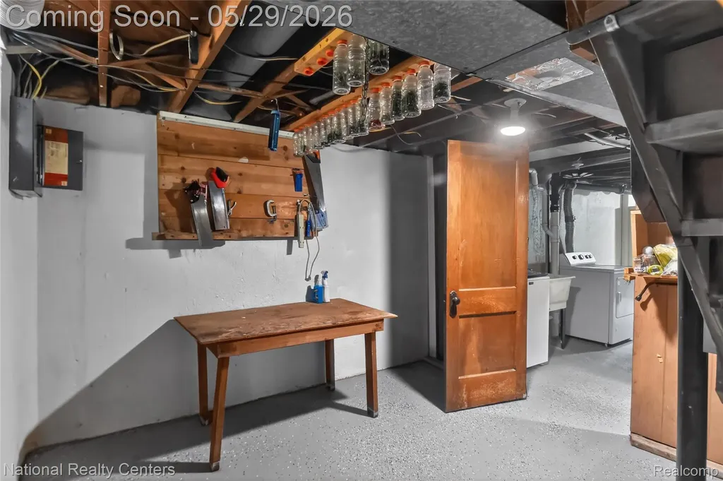 32008 Bunert Road Warren City MI 48088