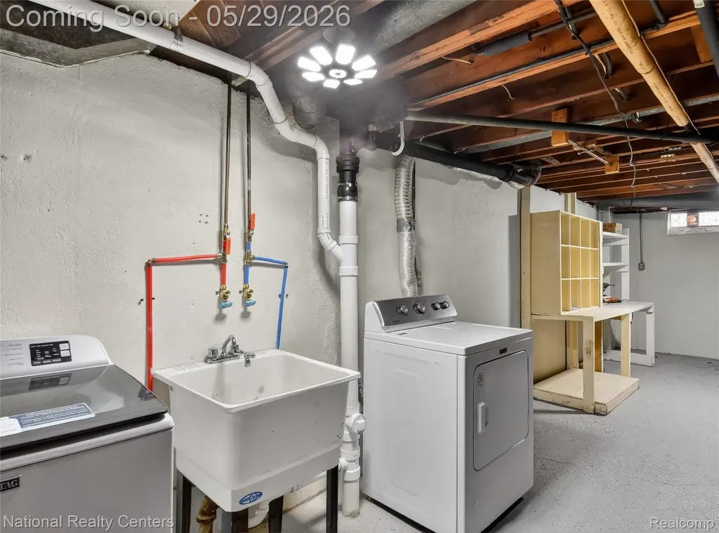 32008 Bunert Road Warren City MI 48088