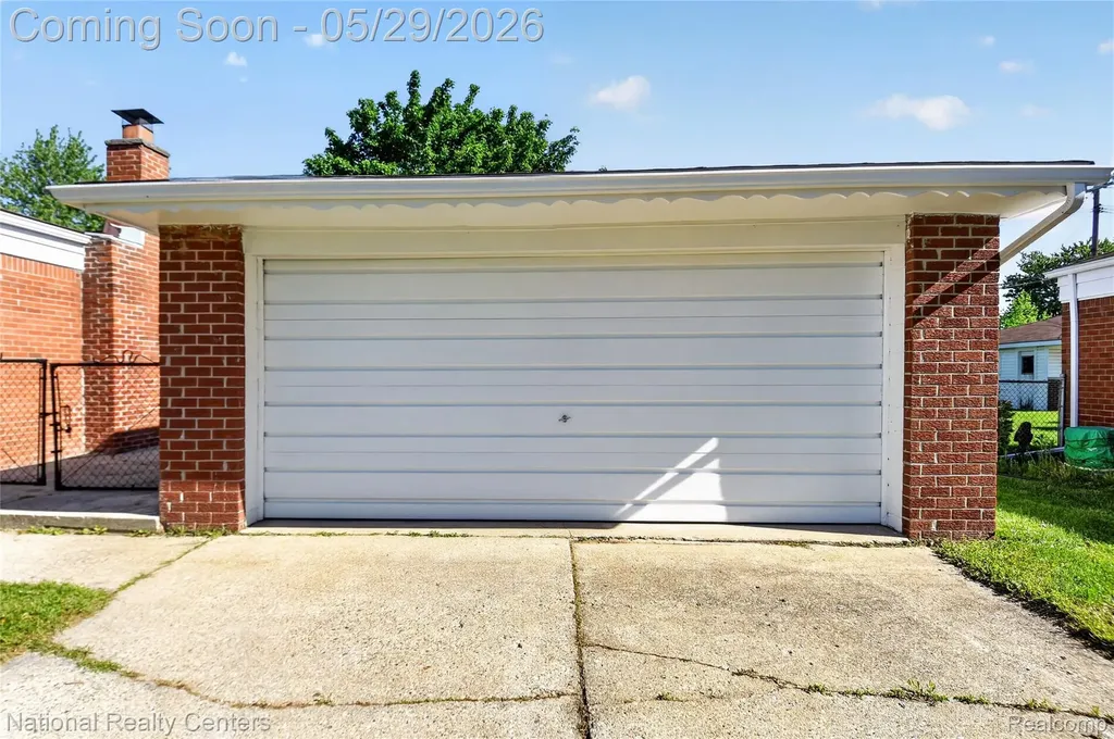 32008 Bunert Road Warren City MI 48088