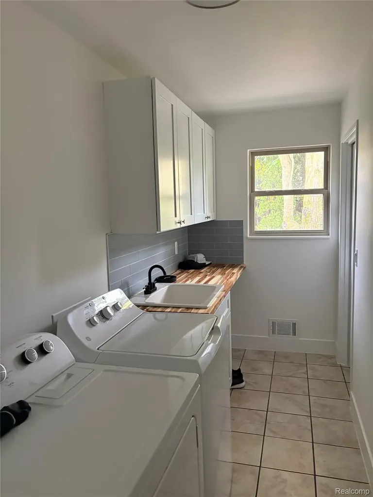 35050 Newport Court New Baltimore City MI 48047