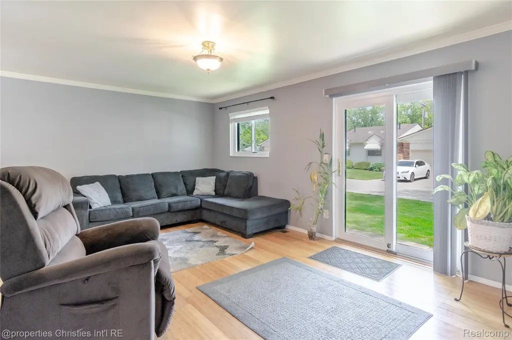 28644 Imperial Drive Warren City MI 48093