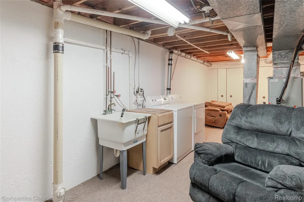 28644 Imperial Drive Warren City MI 48093