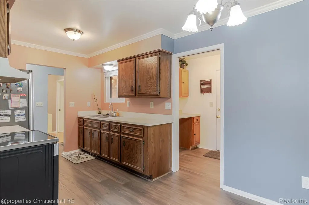 28644 Imperial Drive Warren City MI 48093