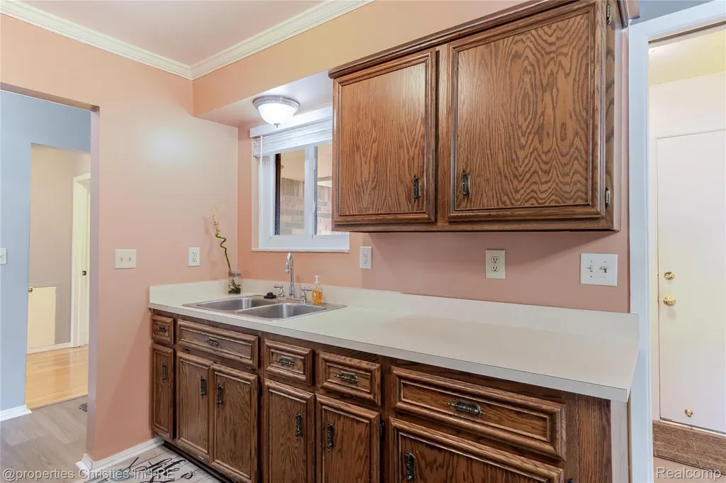 28644 Imperial Drive Warren City MI 48093