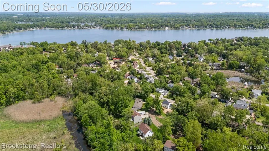 1085 Tecumseh Avenue Waterford Charter Township MI 48327