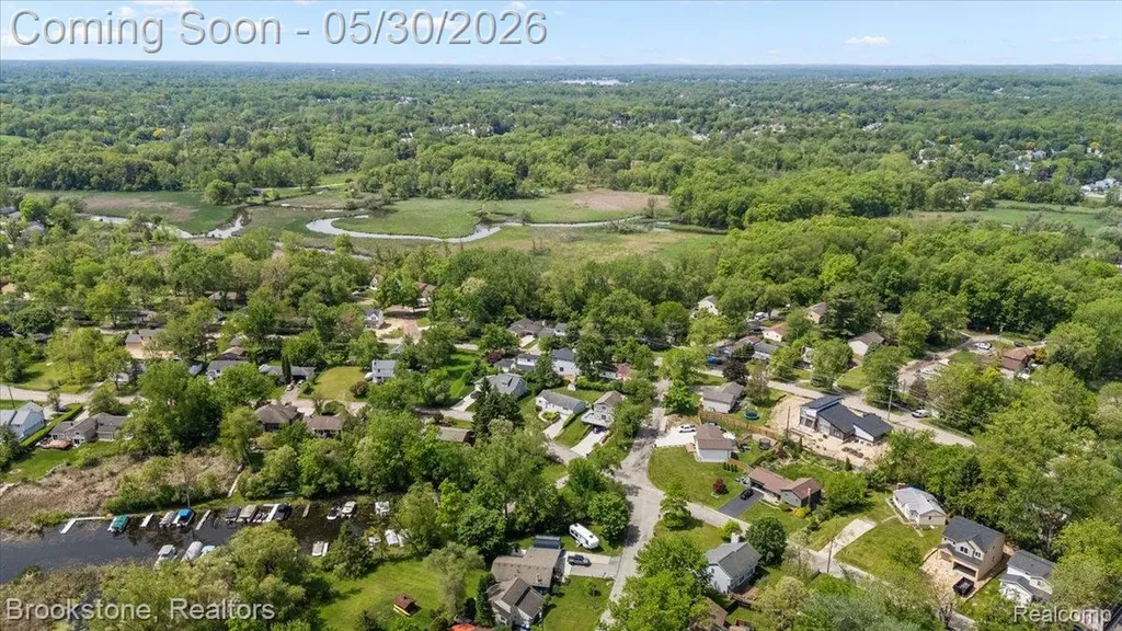 1085 Tecumseh Avenue Waterford Charter Township MI 48327