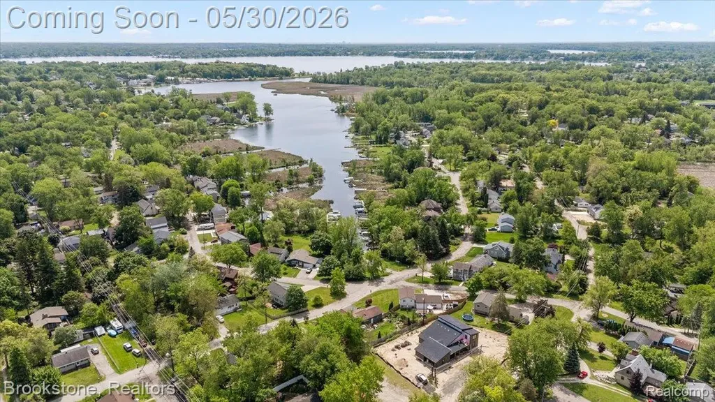 1085 Tecumseh Avenue Waterford Charter Township MI 48327