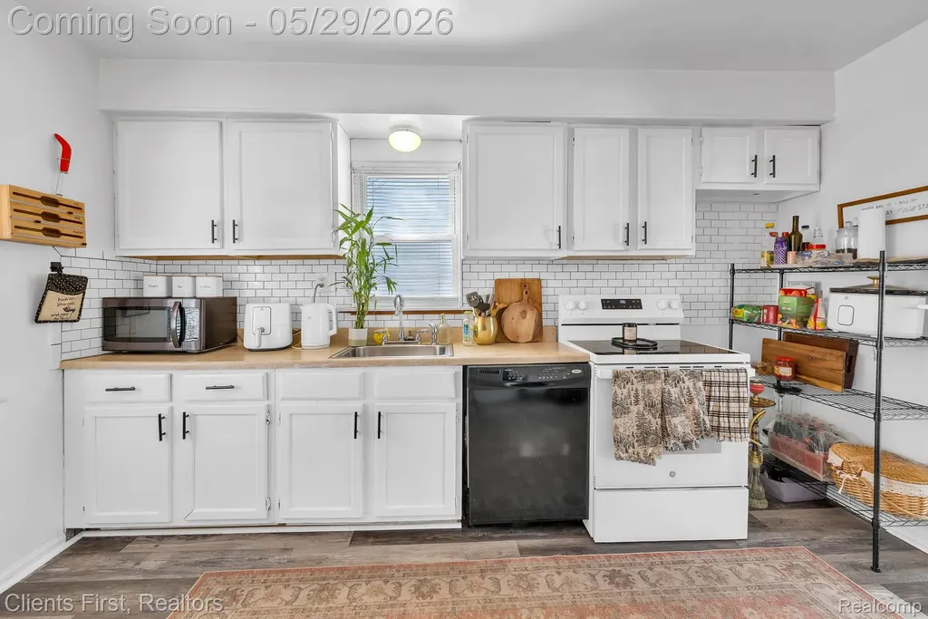 24047 Stanford Street Dearborn Heights City MI 48125