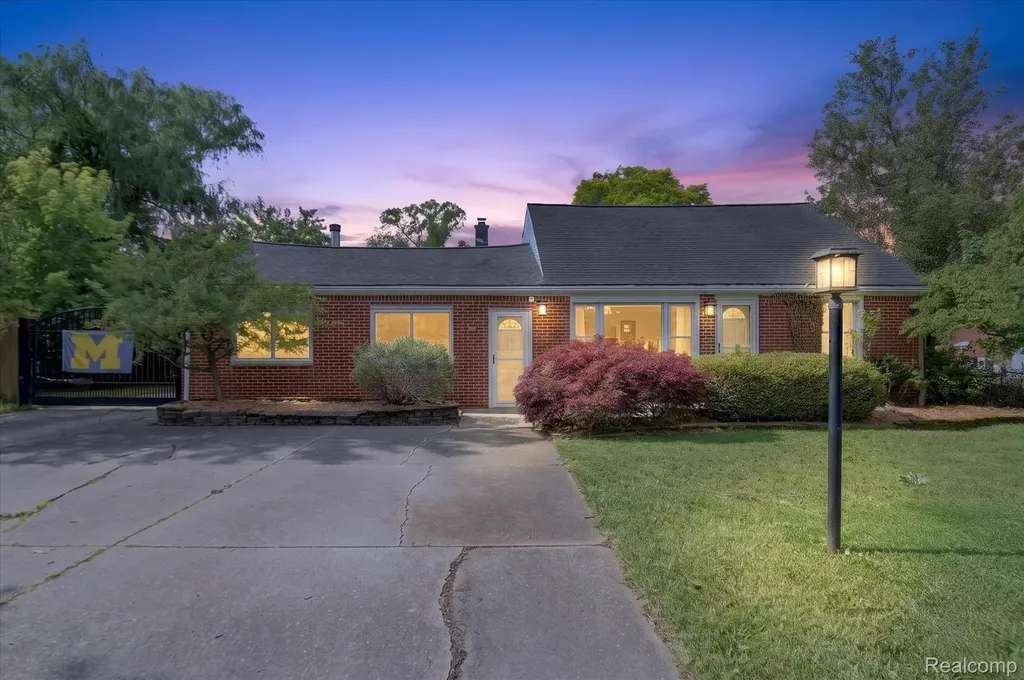 962 Sylvanwood Drive Troy City MI 48085