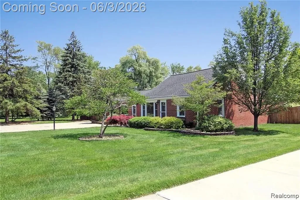 962 Sylvanwood Drive Troy City MI 48085