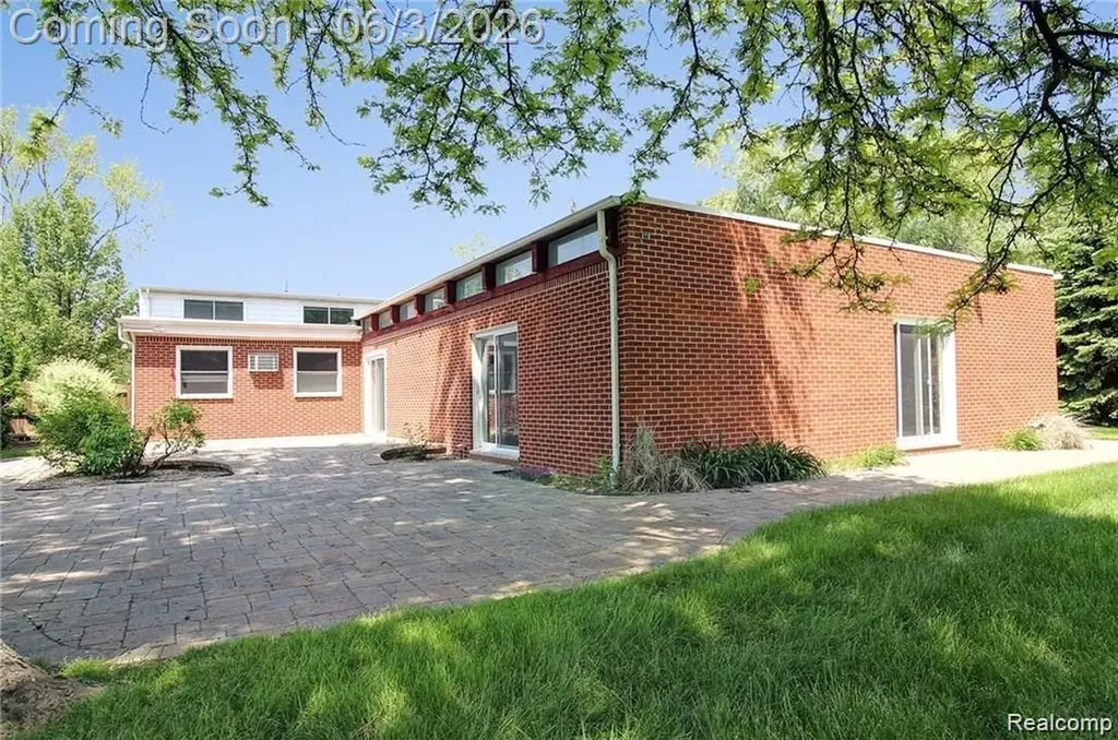 962 Sylvanwood Drive Troy City MI 48085