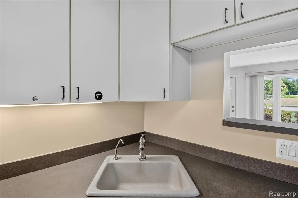 962 Sylvanwood Drive Troy City MI 48085