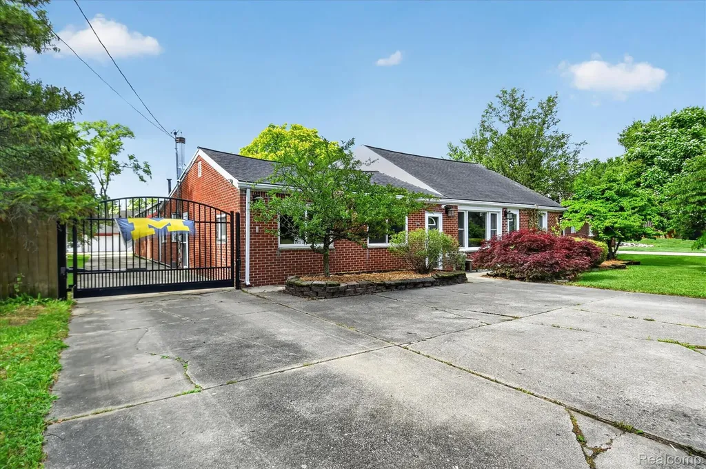 962 Sylvanwood Drive Troy City MI 48085