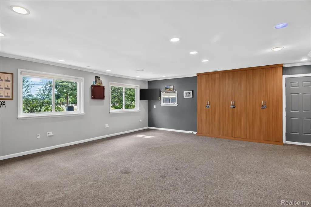 962 Sylvanwood Drive Troy City MI 48085