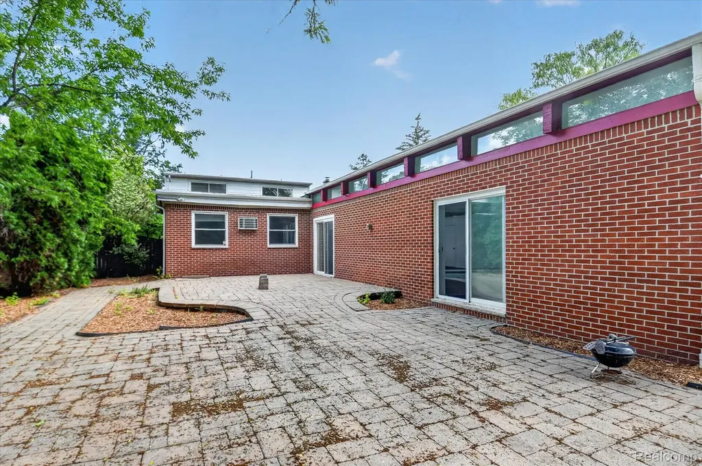 962 Sylvanwood Drive Troy City MI 48085