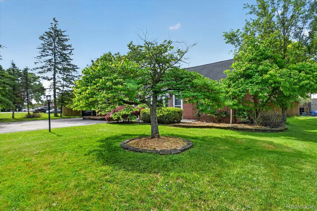 962 Sylvanwood Drive Troy City MI 48085