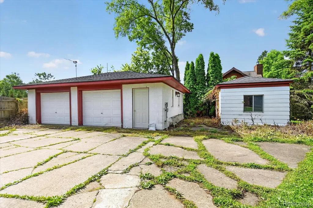 962 Sylvanwood Drive Troy City MI 48085